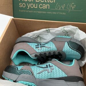 NWT KURU QUANTUM Gray and Teal Sneakers SIZE 8.5 Wide‎
